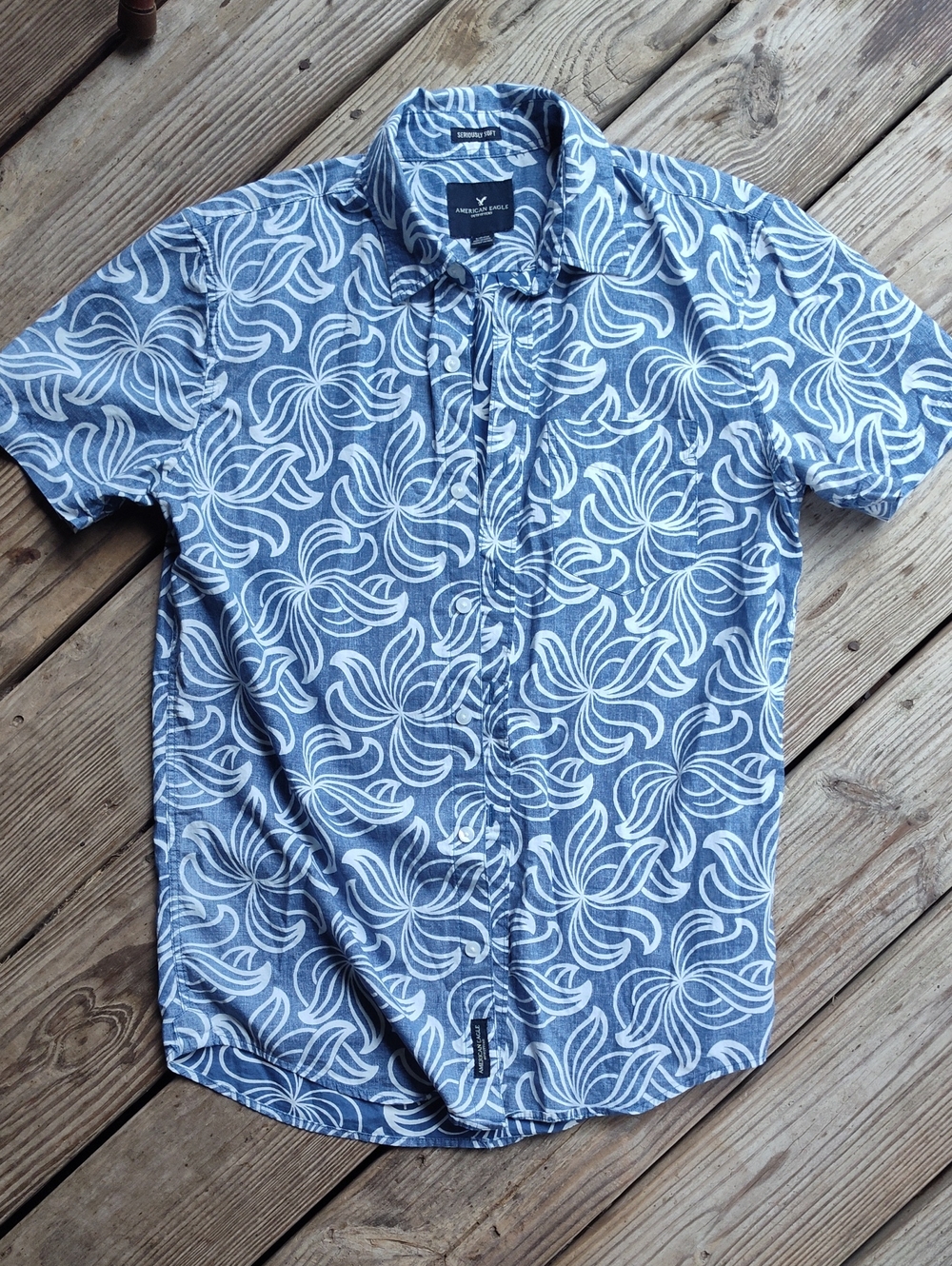 American Eagle NWOT Blue & White Floral Short-Sleeve Button-Down Shirt - Picture 1 of 6